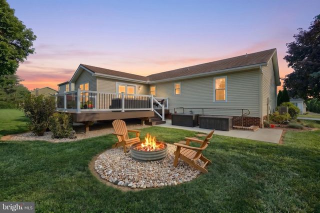 25 FIELDCREST DR, Littlestown, PA 17340