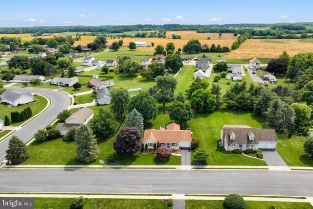 25 FIELDCREST DR, Littlestown, PA 17340