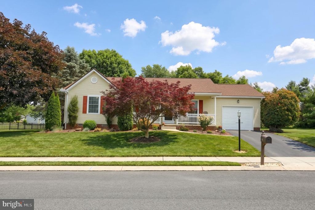 25 FIELDCREST DR, Littlestown, PA 17340