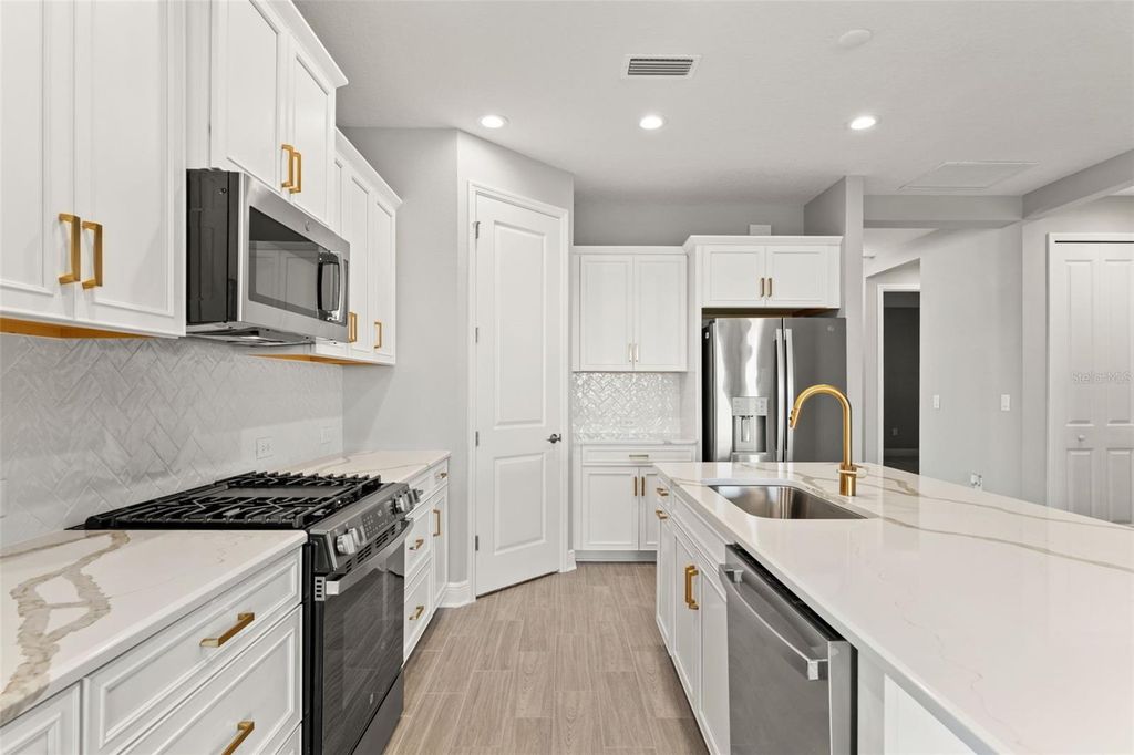 Image 9 of property listing at 2130 SYLVESTER PALM LANE, Bradenton, FL 34212