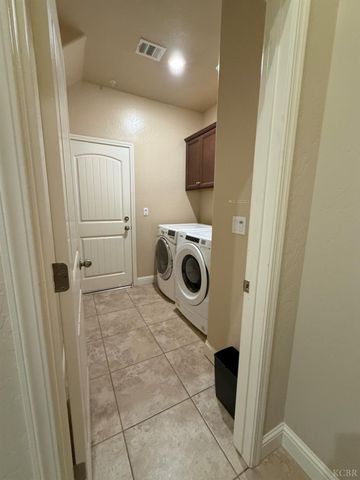 2003 W Hopkins Way, Hanford, CA 93230