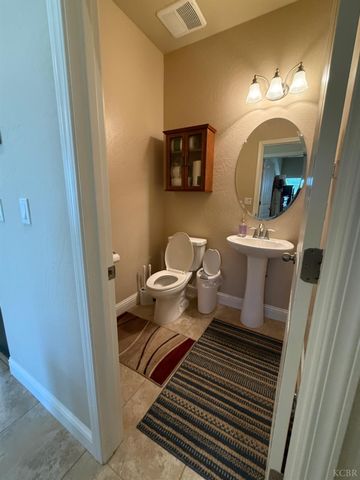 2003 W Hopkins Way, Hanford, CA 93230