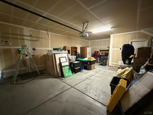 2003 W Hopkins Way, Hanford, CA 93230