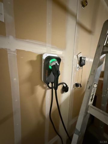 2003 W Hopkins Way, Hanford, CA 93230