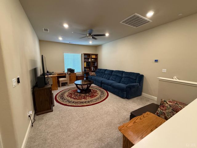 2003 W Hopkins Way, Hanford, CA 93230