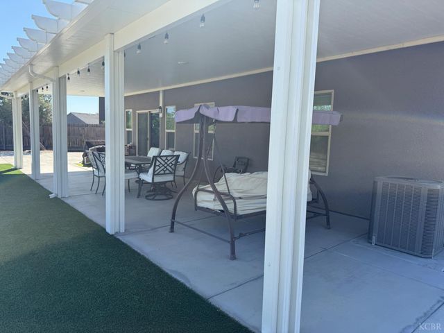 2003 W Hopkins Way, Hanford, CA 93230