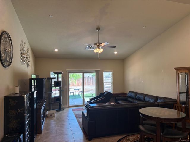 2003 W Hopkins Way, Hanford, CA 93230