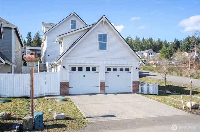 10 E Compass Lane, Allyn, WA 98524