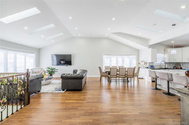 7 Dunhill Road, Manhasset Hills, NY 11040