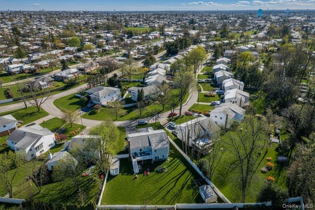 7 Dunhill Road, Manhasset Hills, NY 11040