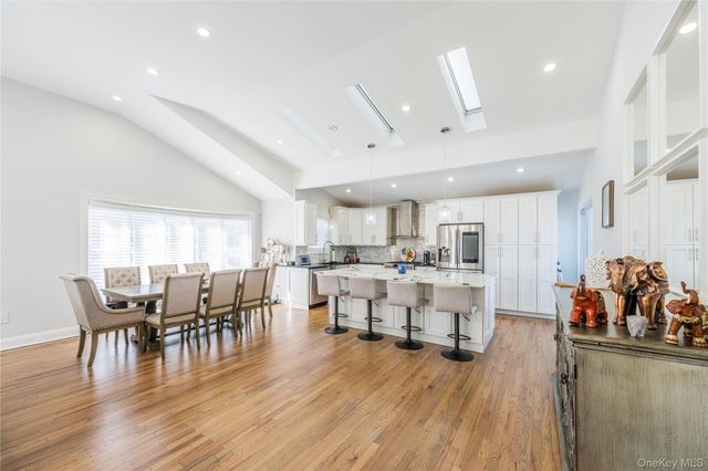 7 Dunhill Road, Manhasset Hills, NY 11040