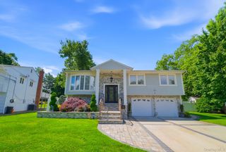 7 Dunhill Road, Manhasset Hills, NY 11040