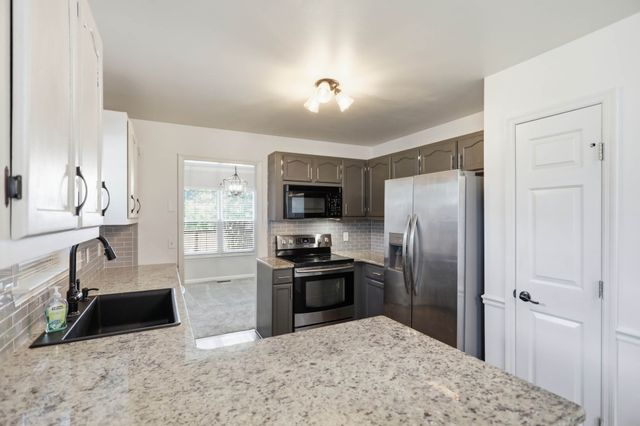 719 Williamsburg Dr, Smyrna, TN 37167
