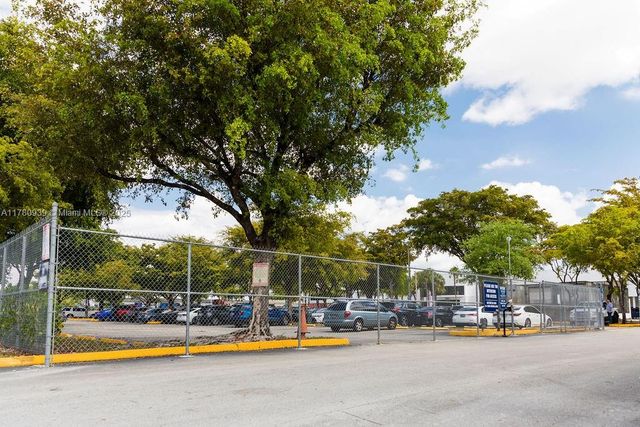 2801 NW 74 AV S02, Miami, FL 33122