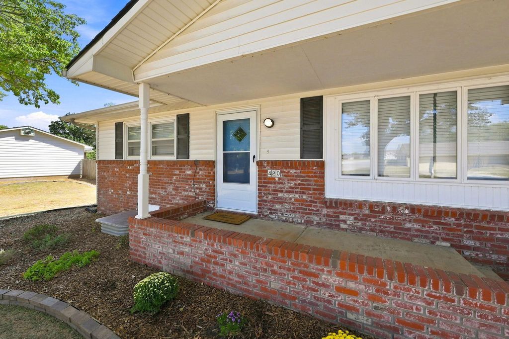 420 Westfield St, Wichita, KS 67209