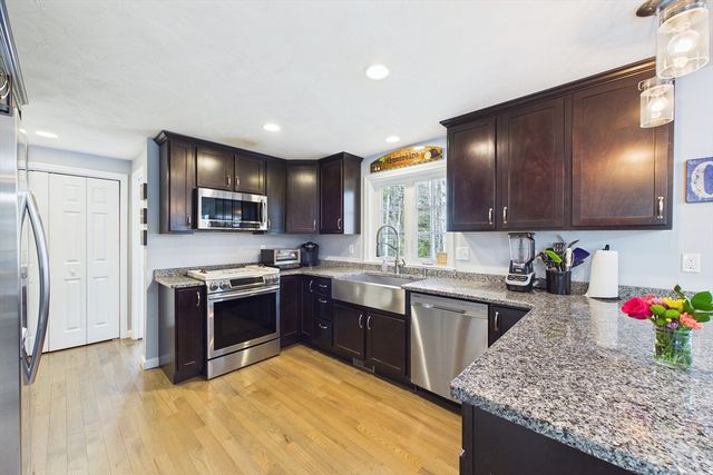 987 Dighton Woods Cir, Dighton, MA 02715