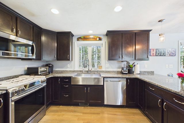 987 Dighton Woods Cir, Dighton, MA 02715