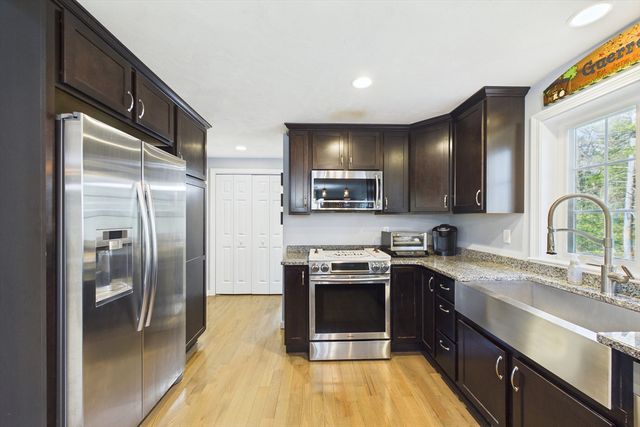987 Dighton Woods Cir, Dighton, MA 02715