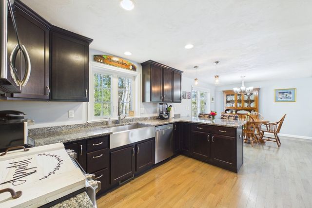 987 Dighton Woods Cir, Dighton, MA 02715