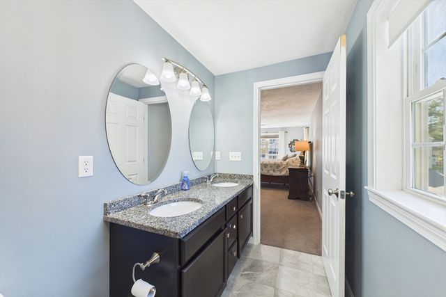 987 Dighton Woods Cir, Dighton, MA 02715