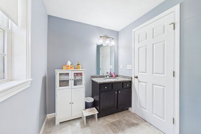 987 Dighton Woods Cir, Dighton, MA 02715