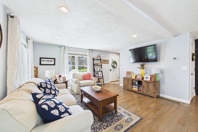 987 Dighton Woods Cir, Dighton, MA 02715