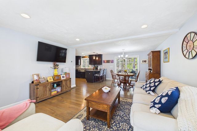 987 Dighton Woods Cir, Dighton, MA 02715