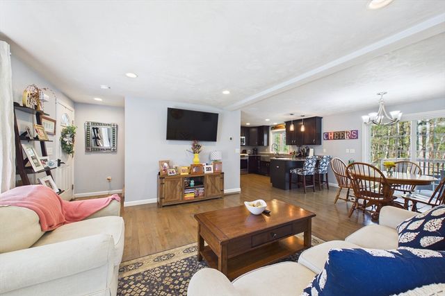 987 Dighton Woods Cir, Dighton, MA 02715
