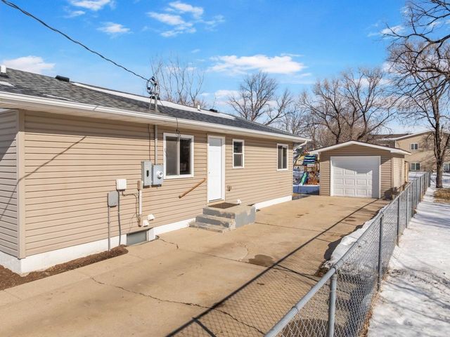 615 18th St SE, Minot, ND 58701