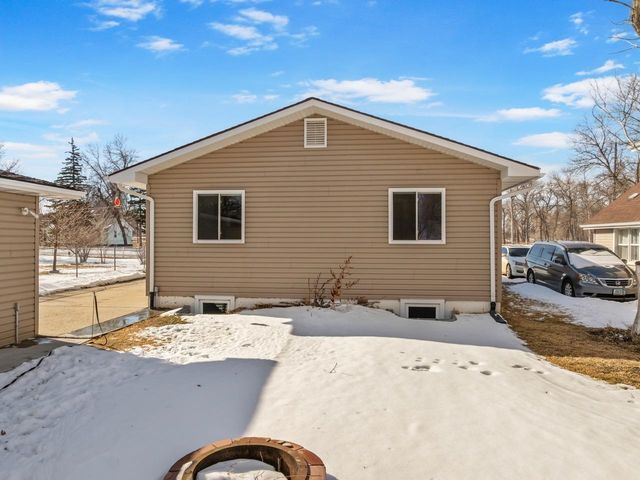 615 18th St SE, Minot, ND 58701
