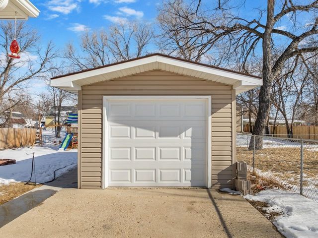 615 18th St SE, Minot, ND 58701