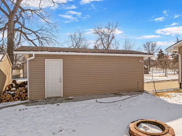 615 18th St SE, Minot, ND 58701