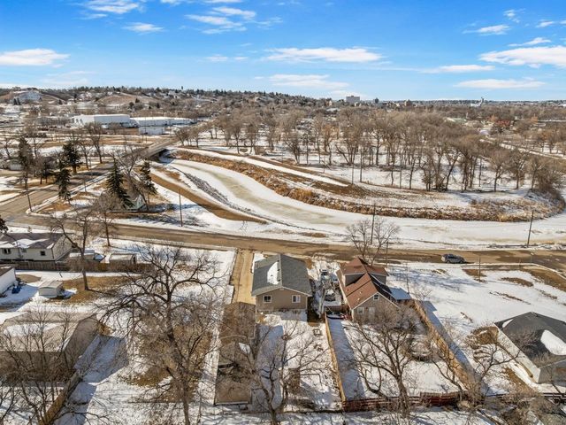 615 18th St SE, Minot, ND 58701