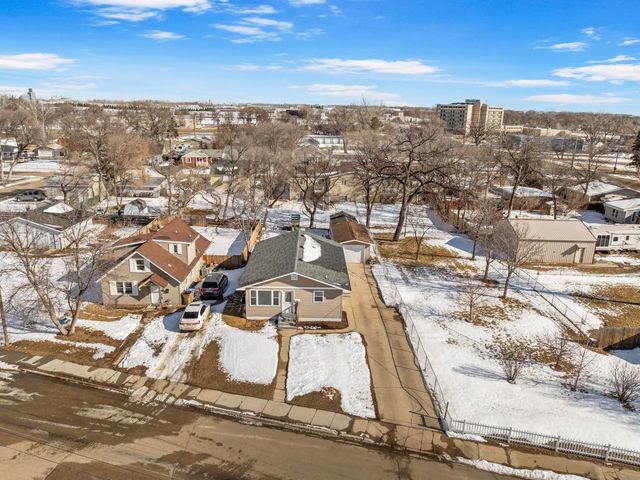 615 18th St SE, Minot, ND 58701