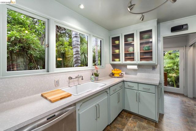 10 Burdeck Ct, Oakland, CA 94602