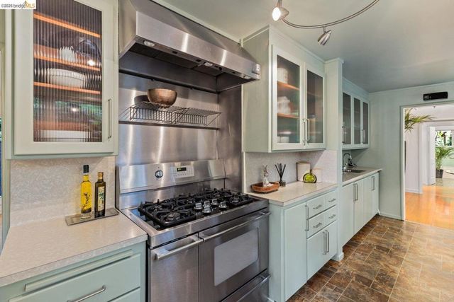 10 Burdeck Ct, Oakland, CA 94602