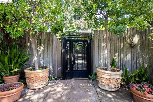10 Burdeck Ct, Oakland, CA 94602