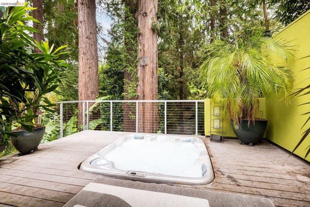 10 Burdeck Ct, Oakland, CA 94602