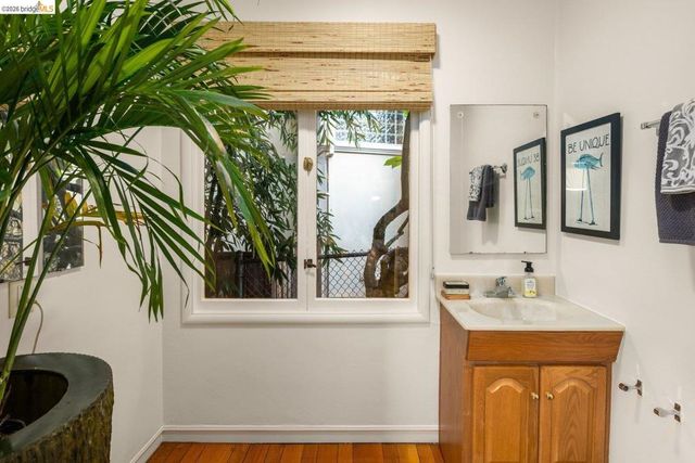 10 Burdeck Ct, Oakland, CA 94602
