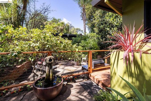 10 Burdeck Ct, Oakland, CA 94602