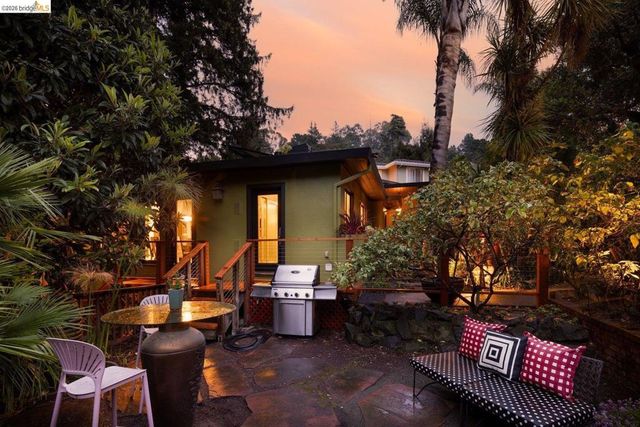 10 Burdeck Ct, Oakland, CA 94602