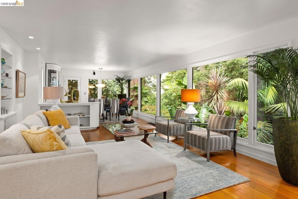 Image 1 of property listing at 10 Burdeck Ct, Oakland, CA 94602