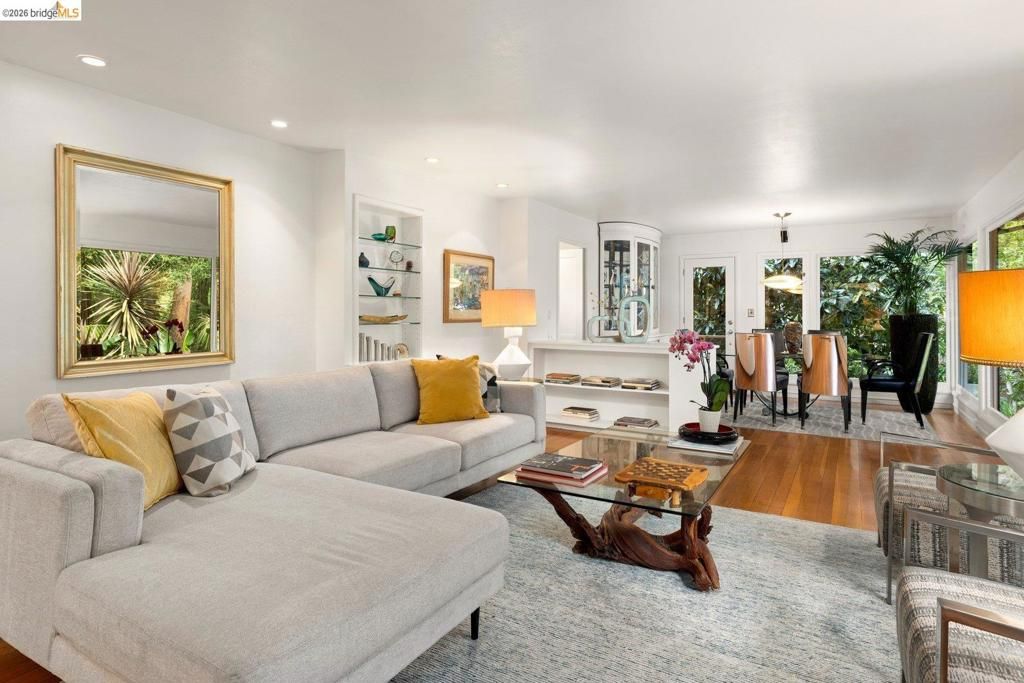 Image 10 of property listing at 10 Burdeck Ct, Oakland, CA 94602