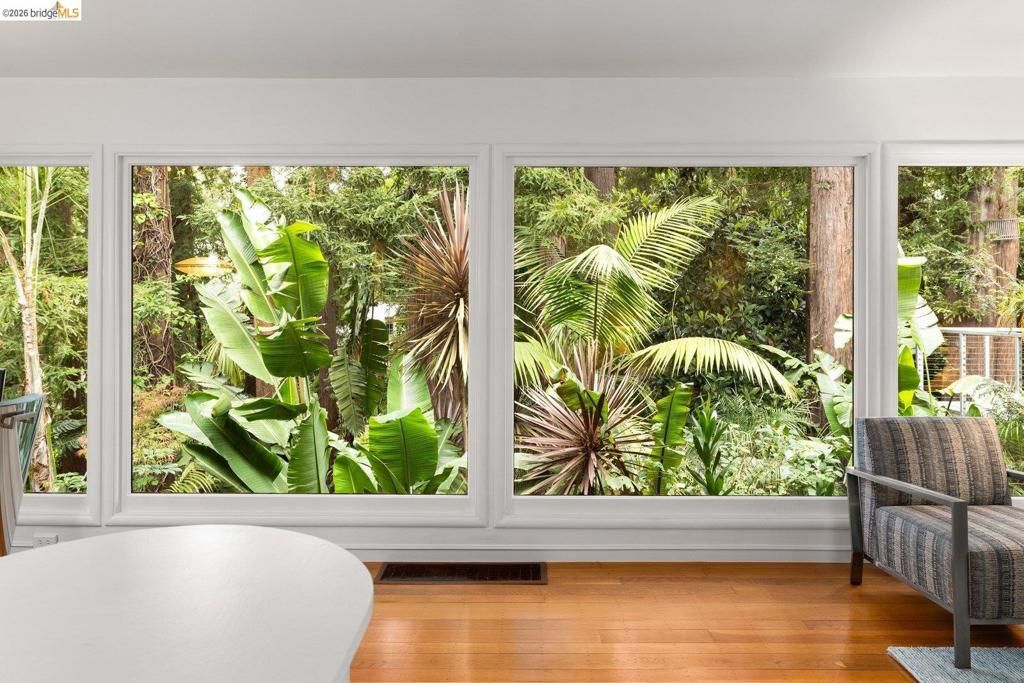 Image 11 of property listing at 10 Burdeck Ct, Oakland, CA 94602