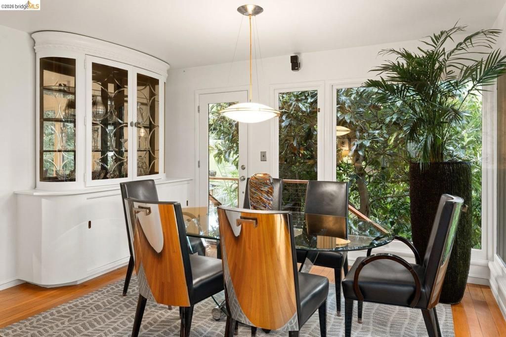 Image 12 of property listing at 10 Burdeck Ct, Oakland, CA 94602