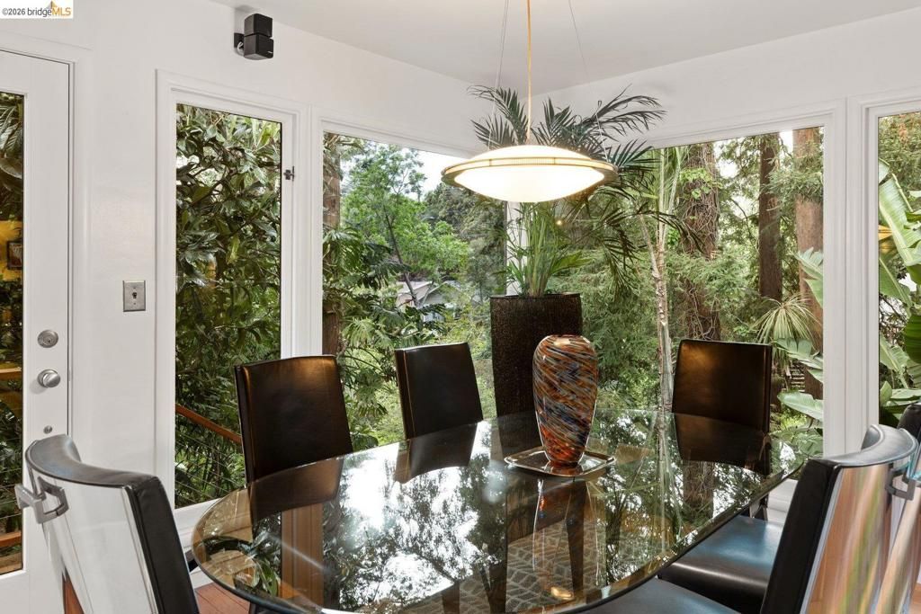 Image 13 of property listing at 10 Burdeck Ct, Oakland, CA 94602