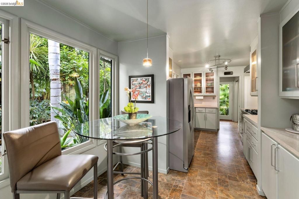 Image 14 of property listing at 10 Burdeck Ct, Oakland, CA 94602