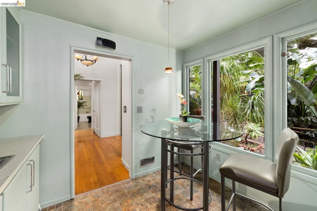 Image 15 of property listing at 10 Burdeck Ct, Oakland, CA 94602