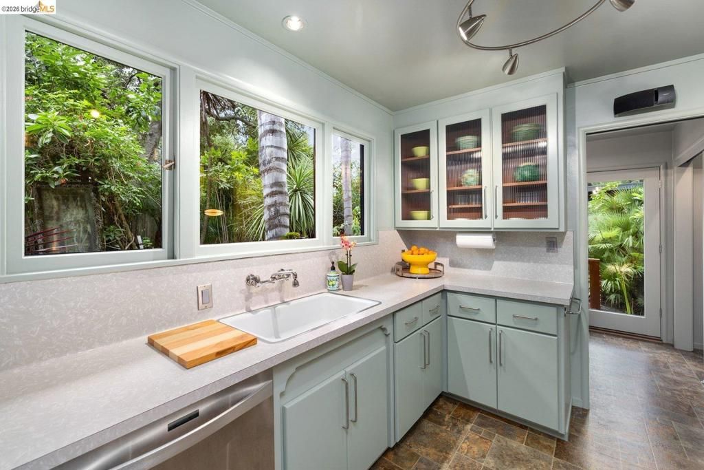 Image 16 of property listing at 10 Burdeck Ct, Oakland, CA 94602