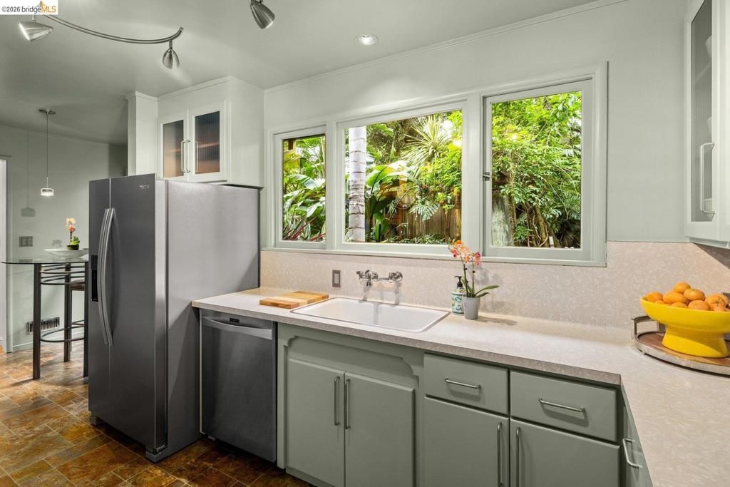 Image 17 of property listing at 10 Burdeck Ct, Oakland, CA 94602